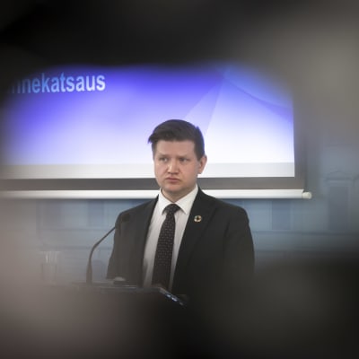 Päämisisteri Marinin valtiosihteeri Mikko Koskinen Valtioneuvoston tiedotustilaisuudessa 1.4.2020.