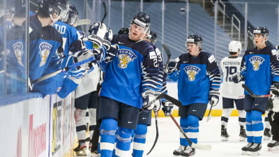 Finlands JVM-lag jublar efter mål mot USA.