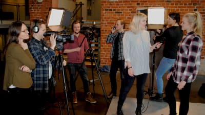 Studerande håller på och gör en tv-sändning.