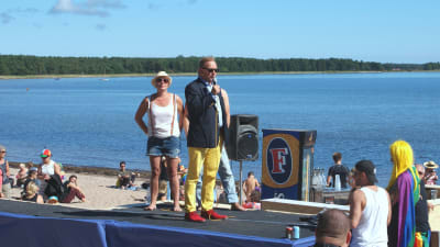 Hangös stadsdirektör Denis Strandell och producent för Hangö Pride på scenen vid plagen i Hangö.