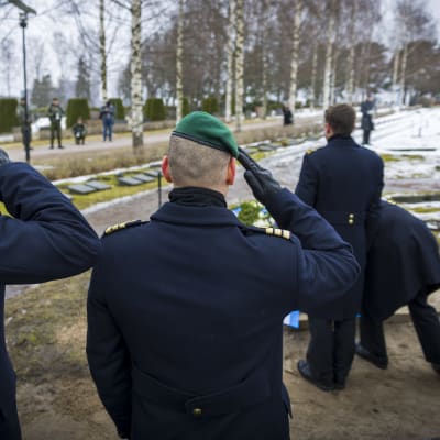 Puolustusvoimain henkilökunta kunnioittaa Vilho Ronkaisen muistoa hautaan laskun yhteydessä