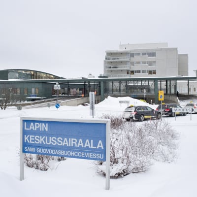 En snöig bild av Lapplands centralsjukhus.