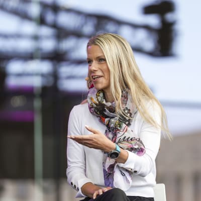 HBL:s nya chefredaktör Erja Yläjärvi diskuterar på stadsfestivalen Punkten på Medborgartorget.