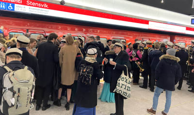 Människor går in i metron i Stensvik