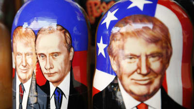 USA:s president Donald Trump och Rysslands president Vladimir Putin avbildade på traditionella ryska Matrjosjka-dockor. 