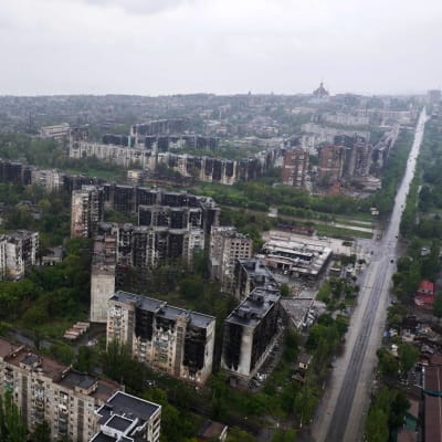 Ilmakuva Mariupolista jossa tuhoutuneita asuinkerrostaloja.