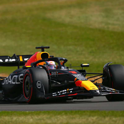 F1-sarjaa hallitseva Max Verstappen Silverstonessa