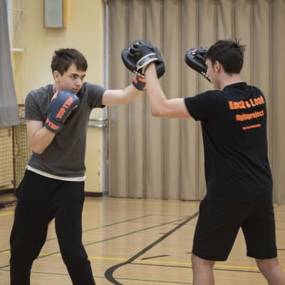 Illya Savinov och Maksym Ternovyi tränar boxning medan klasskompisarna ser på.