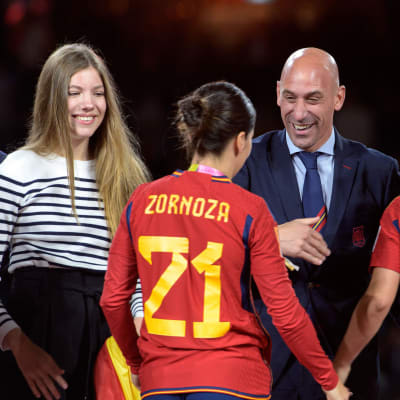 Luis Rubiales onnittelemassa maailmanmestaruuden voittanutta Espanjan naisten jalkapallomaajoukkuetta 20. elokuuta - hetkeä ennen kohua nostattanutta suudelmaa.
