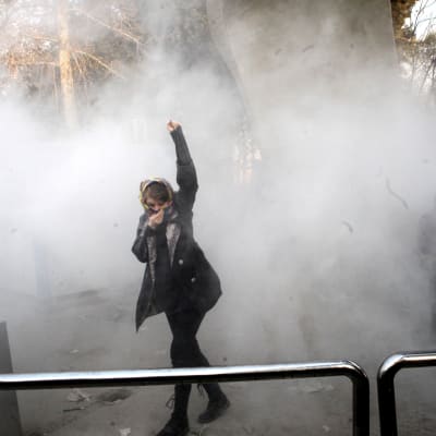 Studenter drabbar samman med kravallpolis vid universitetet i Iran i samband med en demonstration mot den styrande regeringen. 