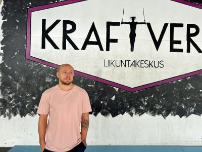 Joni Rönneberg vid en skylt med texten "Kraftverk".