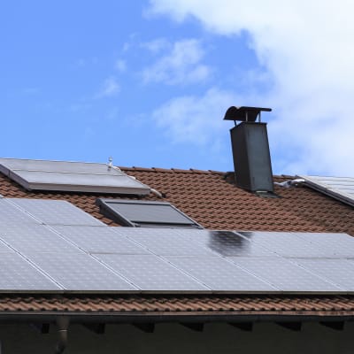 Ett hus med en massa solpaneler på taket.
