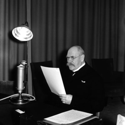 Presidentti Pehr Evind Svinhufvud radiotalon kolmosstudiossa Fabianinkatu 15:ta pitämässä radiopuhetta 1930-luvulla.