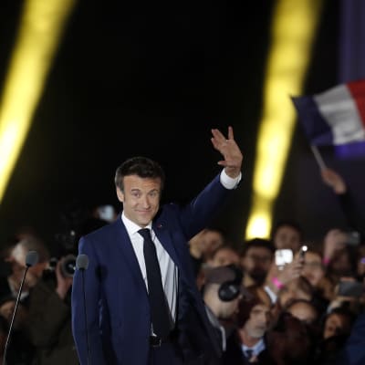 Emmanuel Macron anländer för att hålla tal efter att enligt preliminära resultat ha vunnit presidentvalet i Frankrike 2022.