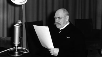 Presidentti Pehr Evind Svinhufvud radiotalon kolmosstudiossa Fabianinkatu 15:ta pitämässä radiopuhetta 1930-luvulla.