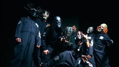 Slipknots bandmedlemmar poserar i masker.