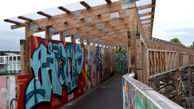 En bro där väggarna i tunneln målats med graffitikonst.
