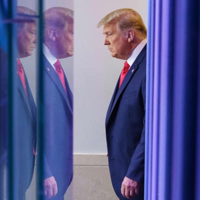 Donald Trump fotograferad från sidan.