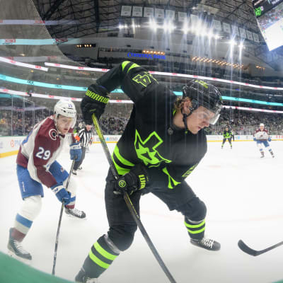 Roope Hintz i närkamp mot Nathan MacKinnon.
