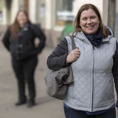 Etualalla Sirpa Puusti. Martta Ylätalo. Kallio. Helsinki. 5.5.2022.