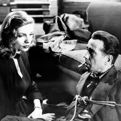 Lauren Bacall ja Humphrey Bogart Howard Hawksin elokuvaklassikossa Syvä uni.