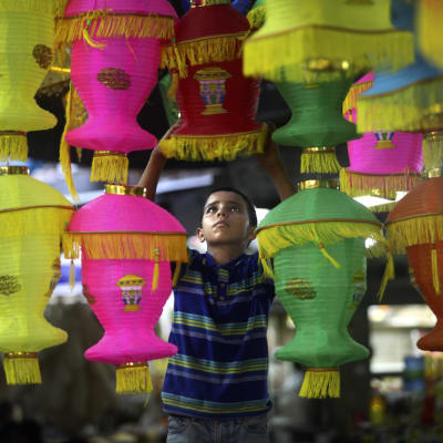 En palestinsk pojke köper lyktor inför Ramadan