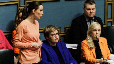 Sanna Marin klädd i orange på riksdagens frågestund den 26 januari.