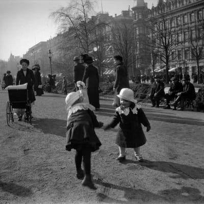 Barn leker i Esplanadparken i Helsingfors våren 1912.