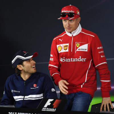 Antonio Giovinazzi sitter ner, Kimi Räikkönen står upp. 