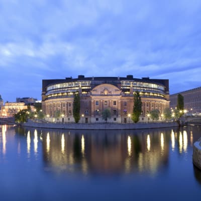 Ruotsin parlamentin rakennus Tukholmassa iltavalaistuksessa.