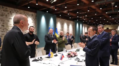 Turkiets president Recep Tayyip Erdoğan hälsar de ryska och ukrainska delegationerna välkomna vid inledningen av de ukrainsk-ryska samtalen i Istanbul. 