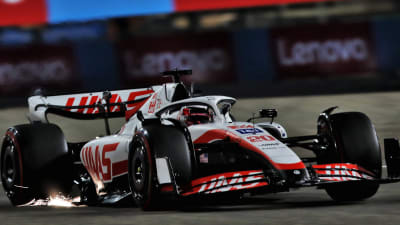 Kevin Magnussen kör i Bahrain.