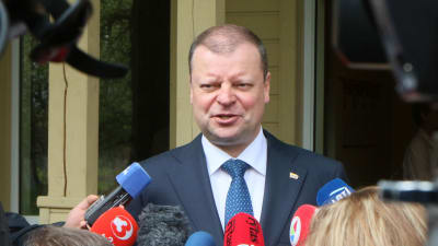 Litauens premiärminister Saulius Skvernelis erkände sig besegrad i presidentvalet och avgår från premiärministerposten. 