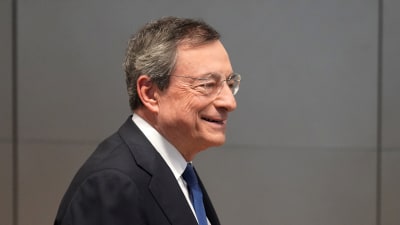 Mario Draghi på väg till sin sista presskonferens som ECB-chef, den 24 oktober 2019.