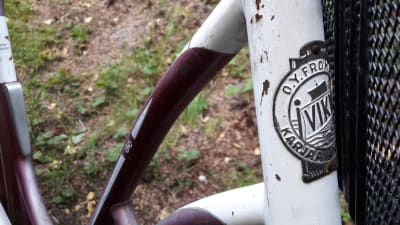Ett märke på en gammal cykel där det står O.Y.From och Karjaa.