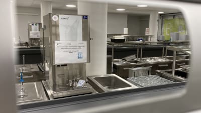 Ett tomt skolkök i Turun Normaalikoulu under fackförbundet JHL:s strejk i november 2021.