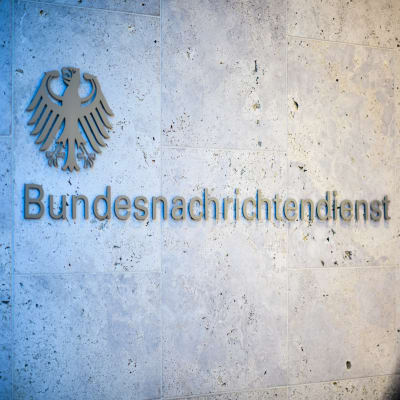 Saksan tiedustelupalvelun Bundesnachrichtendienst, BND:n logo seinässä.
