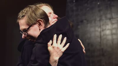 Roy Eriksson och Sophia Heikkilä kramar varandra i föreställningen "I det stora landskapet".