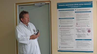 en manlig läkare som står och berättar om avvänjning av tobak i Borgå sjukhus