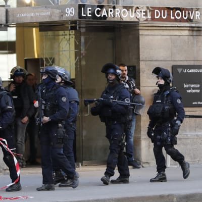 Franska beväpnade poliser utanför konstmuseet Louvren i Paris, efter att en man gick till attack med kniv.