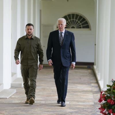 Volodymyr Zelenskyj och Joe Biden i Vita husets pelargång.
