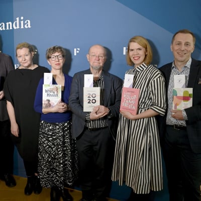 Ritva Kylli , Markku Henriksson, Kristiina Markkanen och Leena Virtanen, Osmo Soininvaara, Julia Thuren samt Osmo Tapio Räihälä håller i sina respektive böcker som nominerats till Fack-Finlandia.