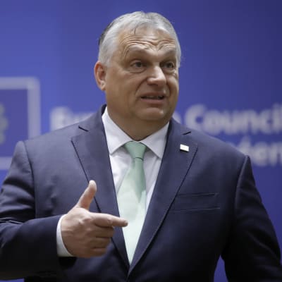 Viktor Orbán talar och gestikulerar med handen medan han tittar åt sidan.