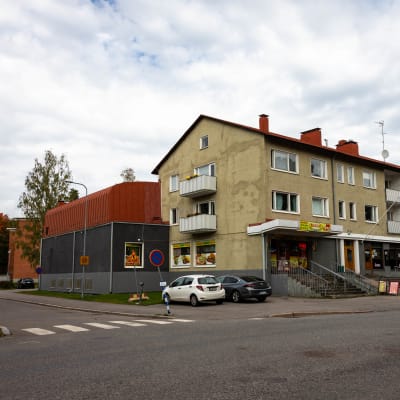 Korttelikino Kino Maunulan tilat ovat yhä jäljellä Metsäpurontiellä Helsingissä.