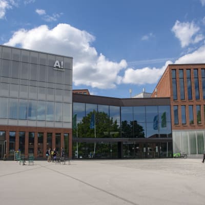 Ainon aukio Otaniemessä, Aalto-yliopiston taiteiden ja suunnittelun korkeakoulu