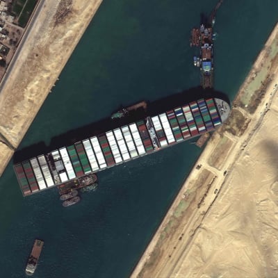 Satellitbild på fraktfartyget Ever Given som blockerar Suezkanalen i Egypten.