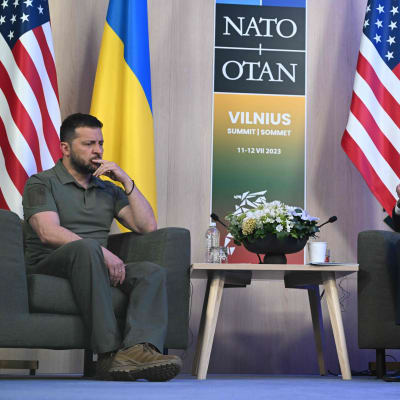 Joe Biden ja Volodymyr Zelenskyi osallistuvat tapaamiseen.