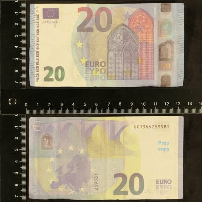 Väärennetty 20 setelin raha poliisin kuvassa