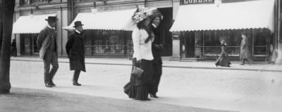 Kvinnor promenerar på Norra Esplanaden i Helsingfors 1910-tal.