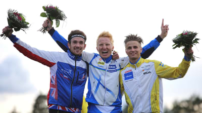Mårten Boström firar sitt VM-guld i orientering 2013.
